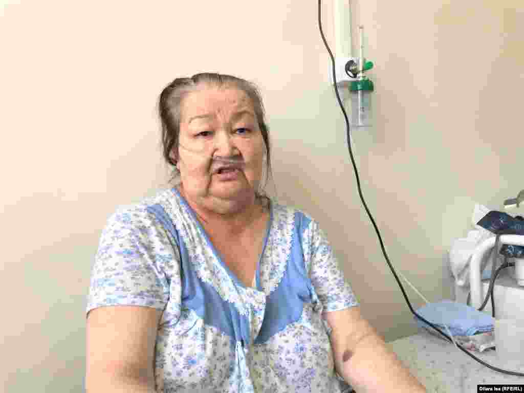 72-летняя Несибели Байжанова находится в реанимации более десяти дней. До этого она неделю лечилась дома. У нее диабет, на фоне заражения повысился сахар в крови, началась сердечная недостаточность и боли в желудке. &laquo;Мой сын умер от коронавируса&raquo;, &mdash; говорит Несибели&nbsp;