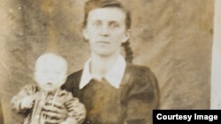 Imagine încărcată pe platformă de una dintre nepoatele Anei Denisiuc (cu copil în brațe), deportată în Siberia în 1949