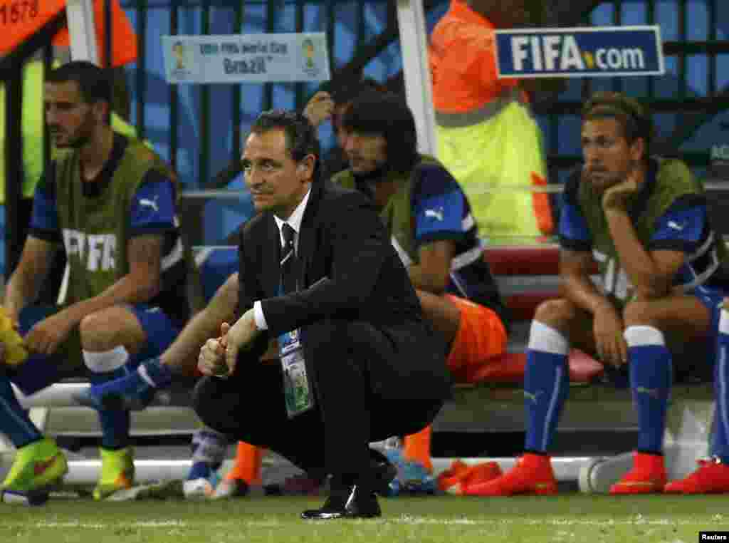 İtaliya komandasının məşqçisi Cezare Prandelli oyunu izləyir.