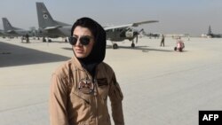 Birleşen Ştatlaryň Döwlet departamenti tarapyndan “Aýallaryň edermenligi” baýragy bilen sylaglanan tanymal owgan zenan piloty Nilofar Rahmani.