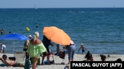 Strandolók Franciaország déli részén egy különösen erős hőhullám idején, 2021. június 10-én. A szárazföldi és a tengeri hőhullámok ördögi kört alkotva erősítik egymást – mondják a tudósok