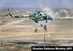 Troops disembark from a Chinese military helicopter during joint war games held by Russia and China in the Ningxia Hui Autonomous Region in August.