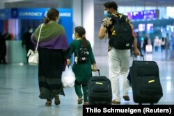 Avganistanska porodica na aerodromu u Frankfurtu u Nemačkoj, 18. avgusta 2021., nakon što je evakuisana iz Kabula