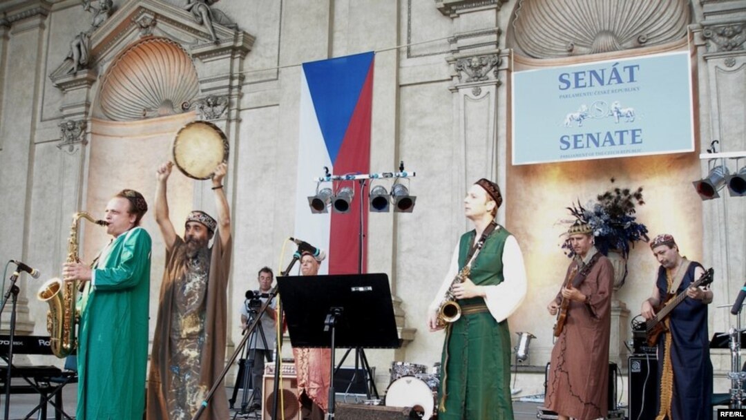 Trupa Orient Express condusă de Harry Tavitian în concert la festivalul Devět Bran, grădina Valdštejn, Praga, 26 iunie 2010.