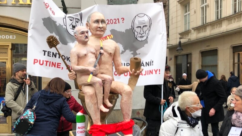 В Праге активисты провели акцию с куклами Путина и Лукашенко, усаженными на золотой унитаз 