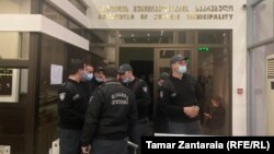 ზუგდიდის მუნიციპალიტეტის საკრებულოში კვლავ პოლიციაა მობილიზებული. აქციას აგრძელებენ მოშიმშილეები.