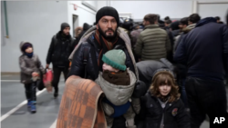 Între cele câteva mii de imigranți care s-au adunat la granița dintre Belarus și Polonia se află și multe familii cu copii. Ei au fost încurajați să ajungă mai întâi la Minsk, mulți cu avionul, li s-a vândut iluzia că vor putea trece apoi cu ușurință în Polonia, spre Germania.