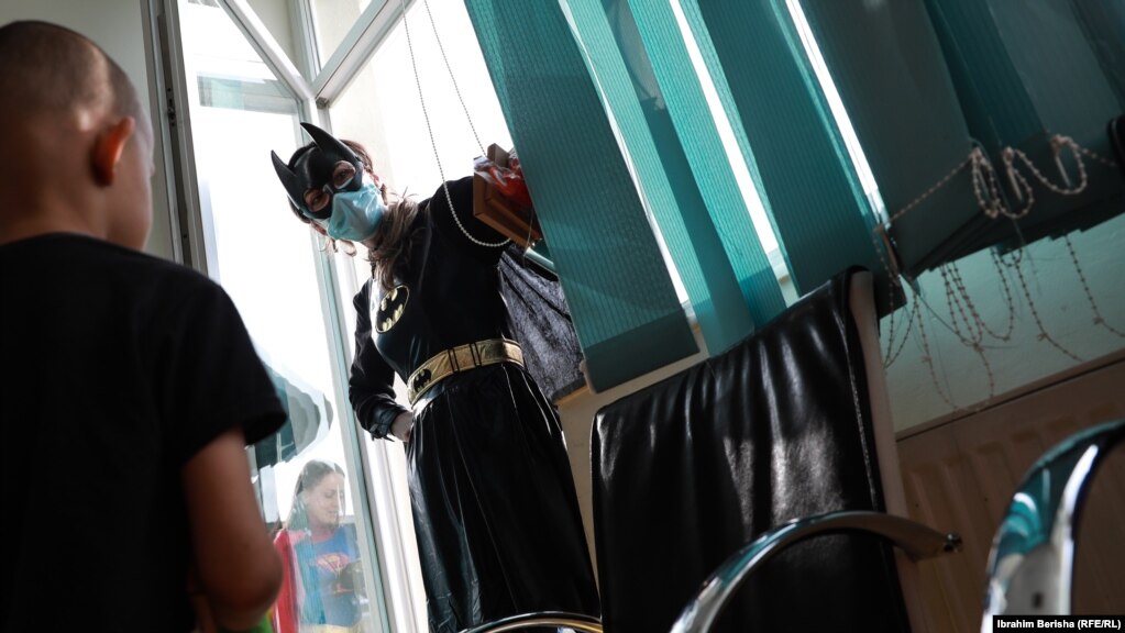 Një grua e veshur si Batman duke folur më një fëmijë në Klinikën e Pediatrisë në Prishtinë.