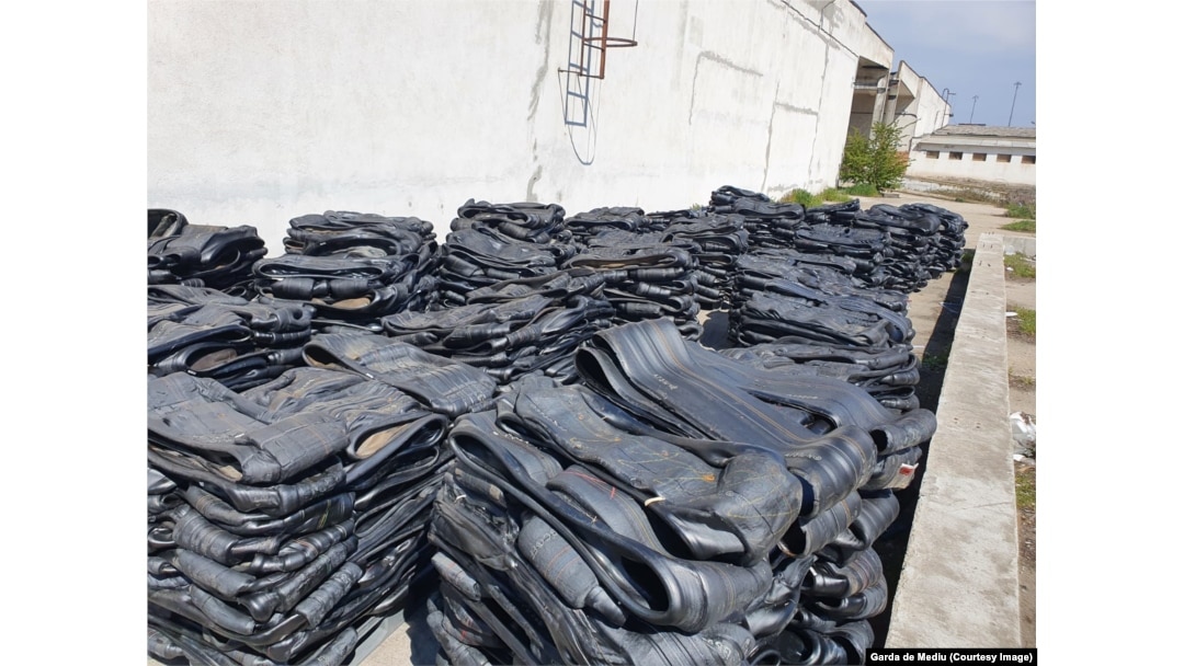 Deșeurile din cauciuc, în special cauciucuri auto, sunt o sursă importantă de poluare. Multe dintre ele ajung direct la groapa de gunoi, fără a fi reciclate.