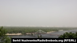 На додачу до повітряних мас зі сторони Росії, у Києві вітер видув із доріг і вулиць дрібний пил, а підвищена вологість сприяла погіршенню видимості