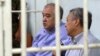 Оппозициячыл саясатчылар Өмүрбек Текебаев менен Дүйшөнкул Чотонов сот отурумунда. 11.8.17.