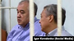 Оппозициячыл саясатчылар Өмүрбек Текебаев менен Дүйшөнкул Чотонов сот отурумунда. 11.8.17.