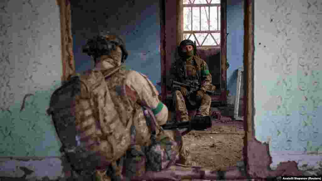 Vojnici iz jurišnog bataljona ukrajinske vojske skrivaju se u oštećenoj zgradi nakon što je Rusija izvela zračne napade na Kostjantinivku, u Donjeckoj oblasti, 7. decembra 2025.