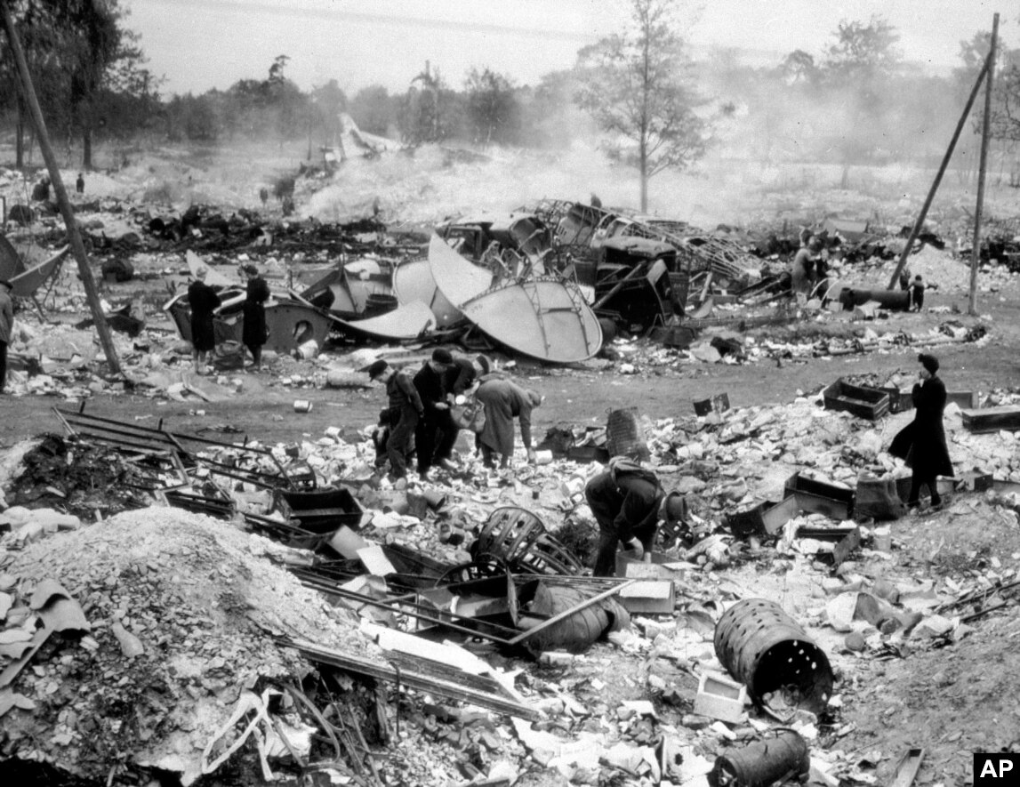人們在柏林機場附近的垃圾場尋找食物和生火燃料。這些覓食者被稱為「倉鼠」。這個名字誕生於 1918 年，也就是德國最後一次遭受戰爭蹂躪的時候。  