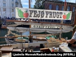 Копенгаген. Місцеві яблука продають просто з човна