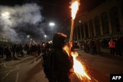 Demonstrant cu artificii lângă Parlament, Tbilisi, 11 decembrie.