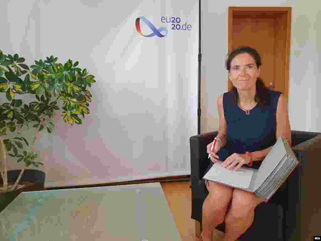 ГЕРМАНИЈА / МАКЕДОНИЈА - Амбасадорката на Германија во Македонија, Анке Холштајн, денеска изјави дека Берлин и натаму ќе остане силен поддржувач на Македонија, но порача дека е важно да се искористи времето за реформи и Европа да се донесе во Македонија.