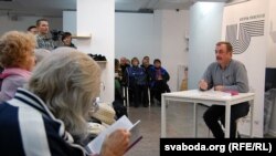 Лекцыя Сяргея Дубаўца «Жыцьцё ў спыненым часе». Фота Юр’я Бондарава