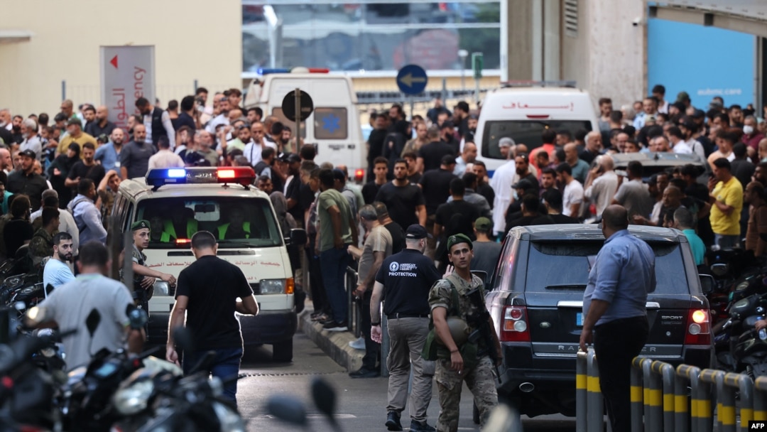 Haos la Spitalul Universității Americane din Beirut, după explozia a mii de pagere folosite de membrii Hezbollah. Peste 2.700 de oameni au fost răniți și cel puțin nouă și-au pierdut viața. Beirut, 17 septembrie.