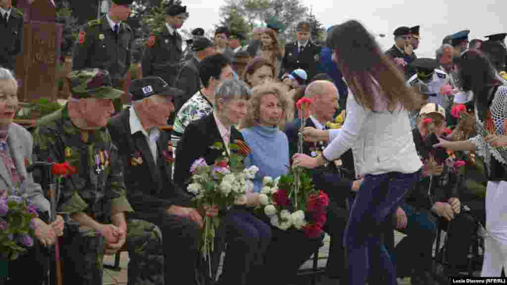 Flori pentru veteranii adunati la Memorial.