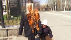 Світ у відео: активіст з Киргизстану підпалив опудало Лукашенка