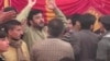 د عمران خان غونډه کې د وژل شوو ماشومانو پلرونو احتجاج