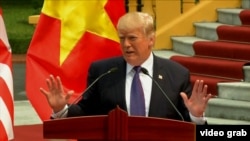 Donald Trump gjatë vizitës në Vietnam 