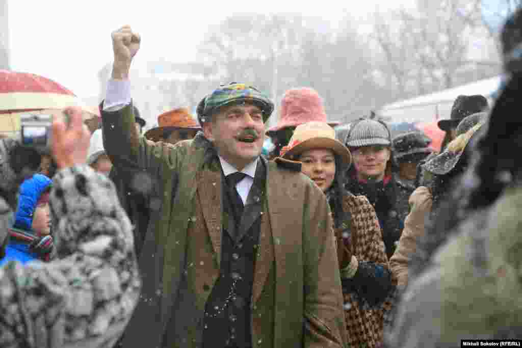 Поклонники творчества Артура Конан Дойля провели в Риге костюмированное шествие в честь &quot;дня рождения&quot; легендарного детектива Шерлока Холмса.&nbsp;