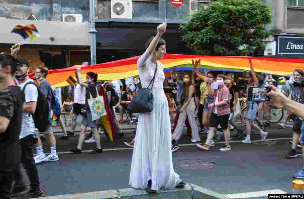 O femeie participă la Marșul Diverității, Bucharest Pride.