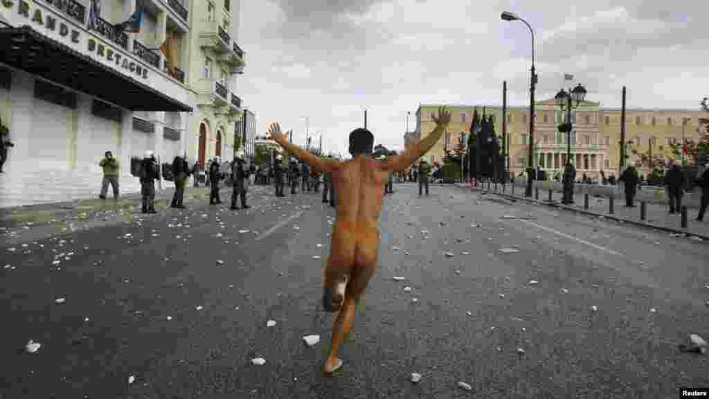 Grčka - Protesti u Ateni, 9. oktobar 2012. Foto: Reuters / John Kolesidis