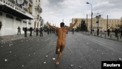 Один із учасників протесту наочно показує, до чого, на його думку, довели греків реформи, 9 жовтня 2012 року