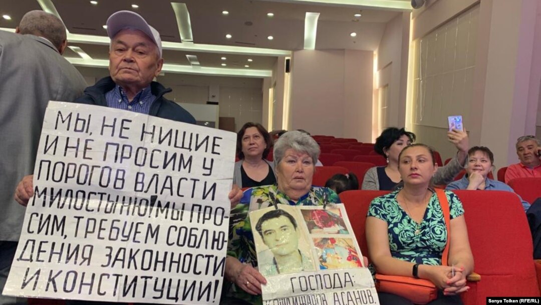 "Нұр Отан" партиясының ғимаратына жиналған наразы жұрт. Нұр-Сұлтан. 4 маусым 2019 жыл. 