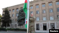 Իլհամ Ալիևը Ստեփանակերտի Վերածննդի հրապարակում բարձրացնում է Ադրբեջանի դրոշը, 15-ը հոկտեմբերի, 2023թ.