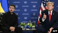 ABŞ prezidenti Donald Tramp Nyu-Yorkda, BMT Baş Assambleyasının 81-ci sessiyası çərçivəsində Ukrayna prezidenti Volodimir Zelenski ilə görüşərkən jurnalistlərin sualını cavablandırır.