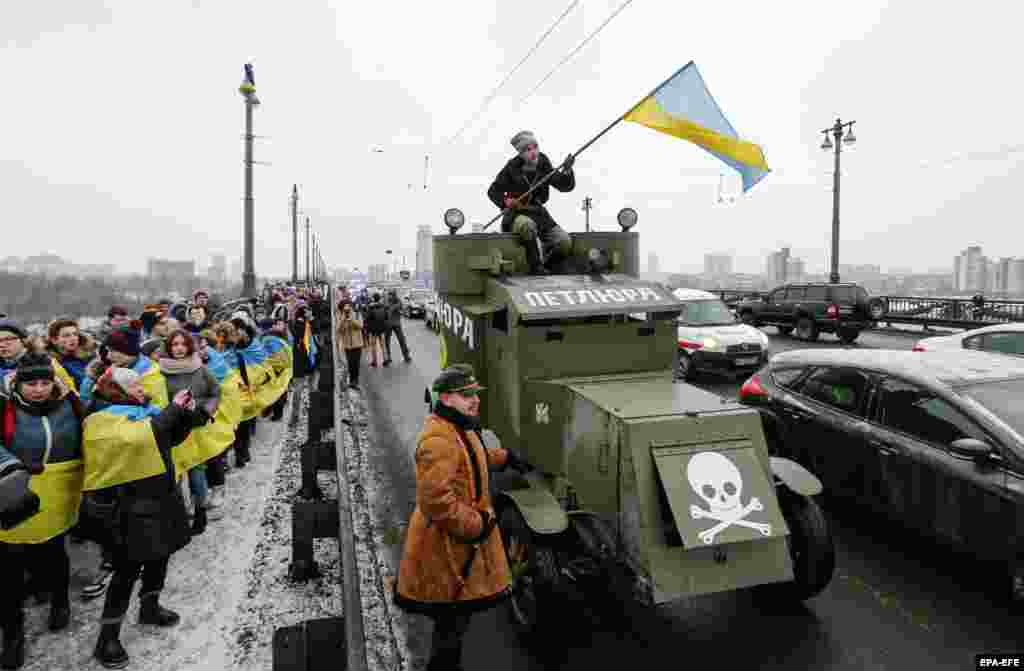 Під час акції &laquo;Живий ланцюг&raquo; соборності &ndash; об&#39;єднаємо береги Дніпра на мосту Патона&raquo;, організованої з нагоди відзначення 99-ї річниці проголошення Акту Злуки УНР й ЗУНР. Київ, 22 січня 2018 року