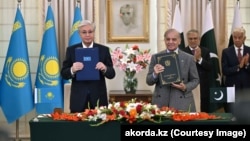 Қазақстан президенті Қасым-Жомарт Тоқаев (сол жақта) пен Пәкістан премьер-министрі Шахбаз Шариф. Исламабад, 5 ақпан, 2026 жыл.