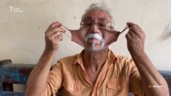 Бразильский художник дорисовывает на масках нижнюю часть лица