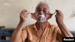Бразильський художник домальовує на масках нижню частину обличчя