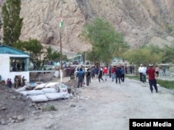 Local Tajiks and Kyrgyz clash near the border on April 28.