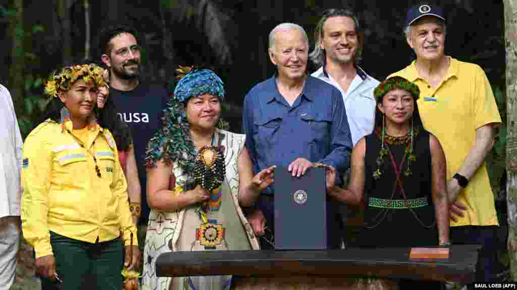 Joe Biden amerikai elnök a november 17-ét a természetvédelem nemzetközi napjává nyilvánító kiáltvánnyal a brazíliai Manausban található Museu da Amazôniában tett látogatása során.&nbsp;Donald Trump megválasztott amerikai elnök&nbsp;visszavonná a Biden által elfogadott, mérföldkőnek számító éghajlatvédelmi törvényt, és&nbsp;a hírek szerint arra készül, hogy ismét kivonja az Egyesült Államokat a párizsi éghajlatvédelmi megállapodásból