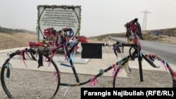Мемориальное место в память погибших в июле 2018 года велотуристов в Дангаринском районе Таджикистана. 