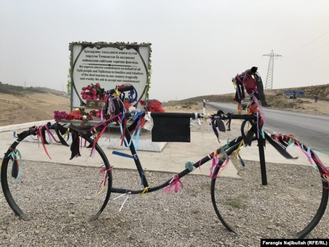 Spomenik podignut u čast žrtvana terorističkog napad akoji se desio u julu u Dangaharu, Tadžikistan
