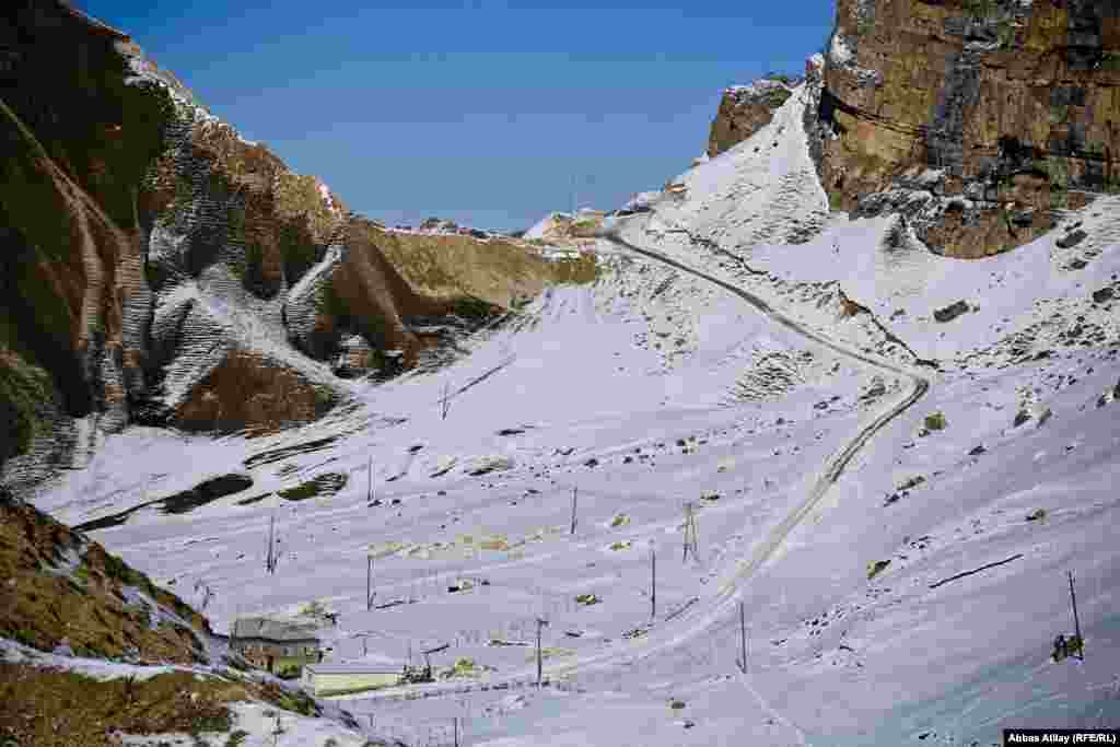 Lazanı rayon mərkəzi ilə bağlayan yolun kiçik bir hissəsi.