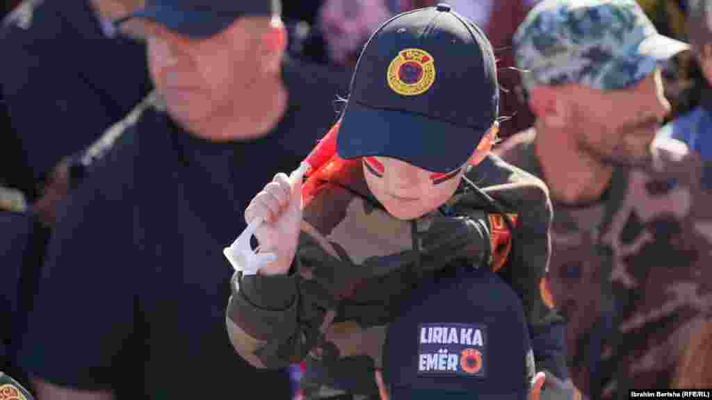 Një vajzë e vogël me kapelë me logon e UÇK-së merr pjesë në protestën e 1 tetorit në Prishtinë, kundër aktgjykimit të Hagës për dënimin e ish-udhëheqësve të UÇK-së me burgim për krime lufte.