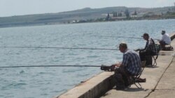 Рыбаки на керченской набережной