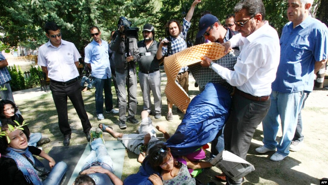 Манифестанты в Анкаре поддерживают акции протеста жителей Стамбула. Анкара, 13 июня 2013 г. 