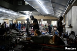 Disa persona të plagosur duke u trajtuar në një spital fushor pas tërmeteve në La Guaria të Venezuelës më 24 qershor 2026.
