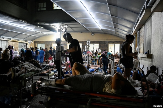 Disa persona të plagosur duke u trajtuar në një spital fushor pas tërmeteve në La Guaria të Venezuelës më 24 qershor 2026.