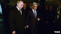 Armenia - Russia's President Vladimir Putin (L) and Armenia's President Serzh Sarkisian seen during a welcome ceremony at Zvartnots International Airport in Yerevan, April 24, 2015