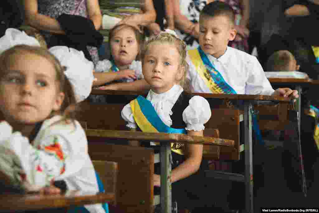 Перший урок для першокласників у Олександрівській середній загальноосвітній школі, що у Дніпропетровскій області. 1 вересня 2016 року